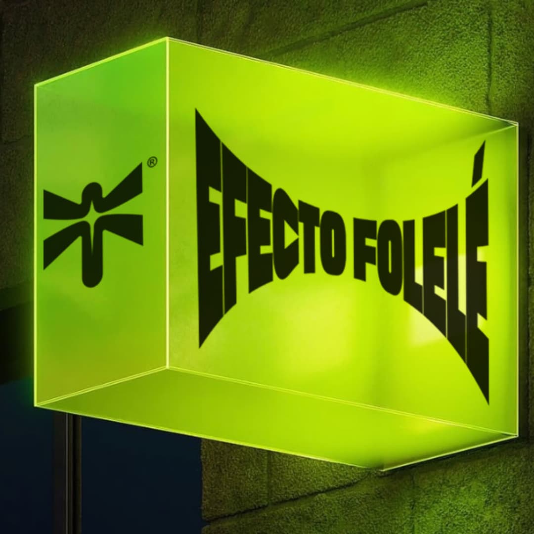 Portada de Efecto Folelé: letrero de neón verde con el nombre del podcast